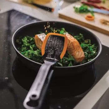 Fiskars Łyżka Z Krawędzią Silikonową Czarno-Pomarańczowa