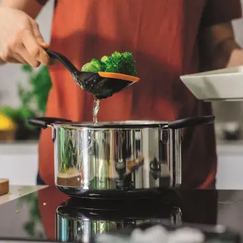 Fiskars Łyżka Cedzakowa Z Silikonem Czarno-Pomarańczowa